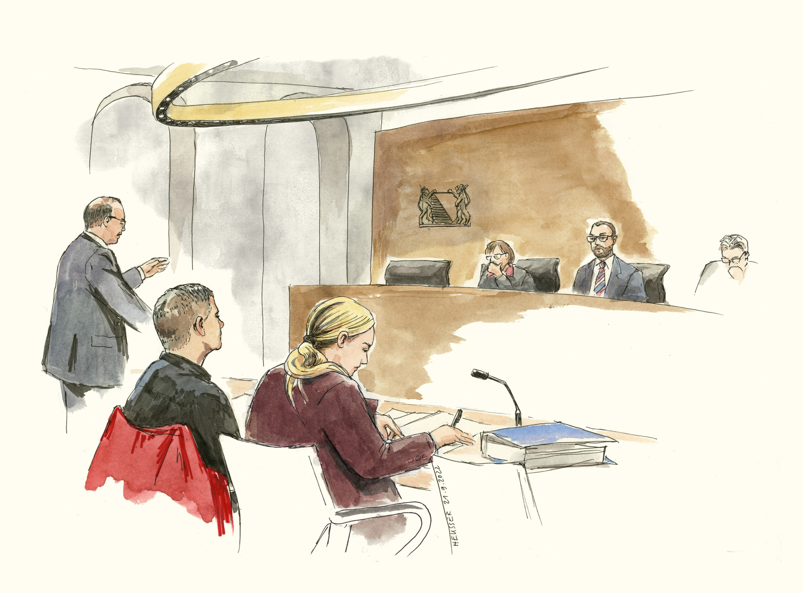 Staatsanwalt, Angeklagter, Verteidigerin vor dem Richter